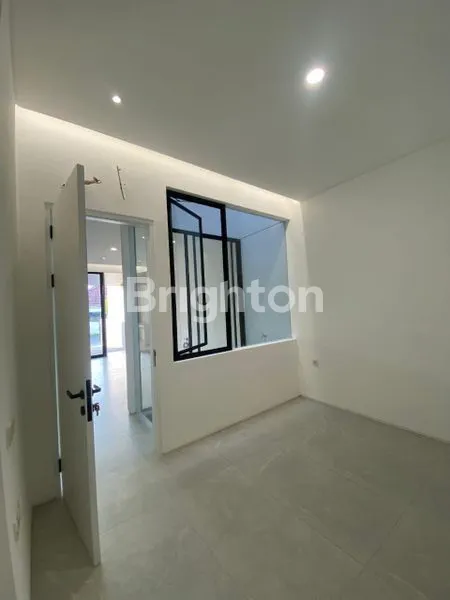 image RUMAH 2 LANTAI BARU GRESS SIAP HUNI DESAIN KEKINIAN LOKASI MANYAR (4)