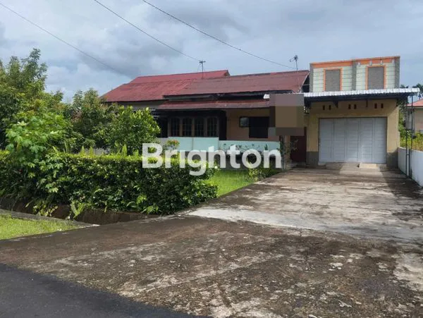 image RUMAH DENGAN HALAMAN YANG LUAS PONTIANAK KOTA (2)