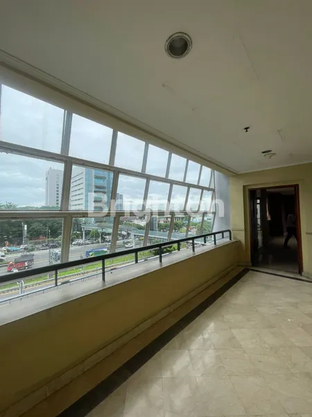 image APARTMENT STRATEGIS SEMI FURNISHED SIMPANG TIGA ANTASARI EMERALD RESIDENCE SIMATUPANG JAKARTA SELATAN (3)