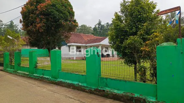 image DIJUAL SEGERA 1 RUMAH + HALAMAN BESAR + KEBUN PALA DAERAH CIKALONG WETAN (3)