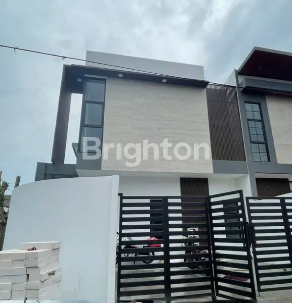 image RUMAH MODERN TROPICAL DI SUTOREJO SURABAYA (1)