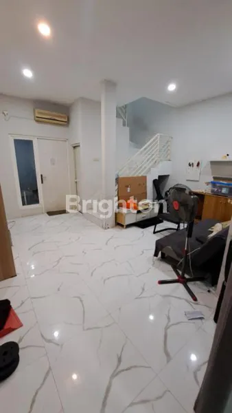 image RUMAH 2 LANTAI LOKASI STRATEGIS DEKAT CITRALAND BUKIT GOLF HOKKY SEKOLAH CITA HATI MENGANTI BENOWO (2)