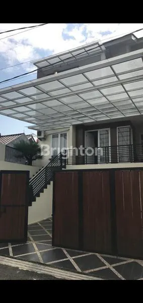 image JUAL BU RUMAH TENGAH KOTA ADA KOLAM RENANG (1)