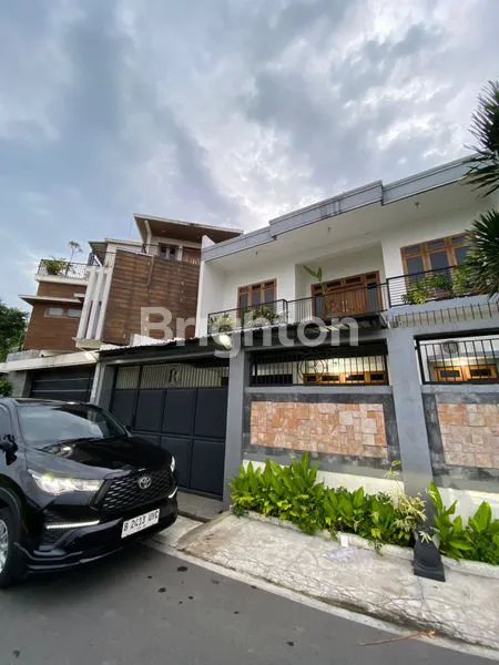 image RUMAH MEWAH FULL FURNISHED DI KAHURIPAN RAYA DEKAT RUMAH JOKOWI (1)