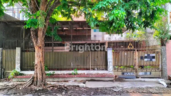 RUMAH STRATEGIS NOL JALAN RAYA TERLETAK DI KAWASAN EMAS KOTA SURABAYA DEKAT PUSAT BISNIS DAN PUSAT PERBELANJAAN