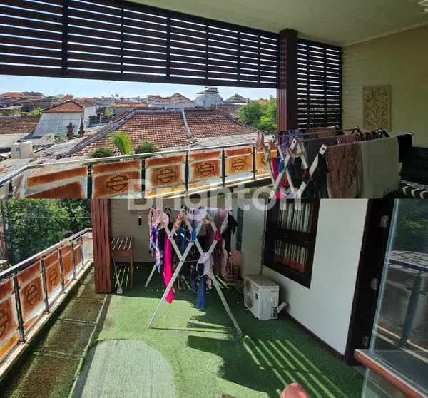 image RUMAH CANTIK STYLE VILLA, 2 LANTAI 5 KAMAR TIDUR, FULLY FURNISHED KUALITAS TERBAIK, DI PADANG SAMBIAN TIDAK JAUH DARI SEKOLAH LENTERA KASIH (3)