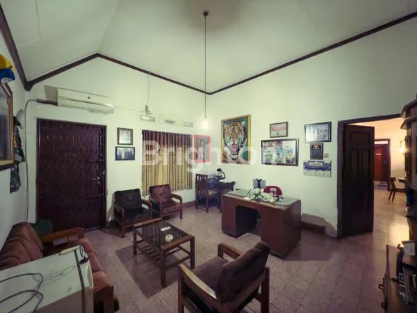 image DIJUAL RUMAH LUAS DI JALAN UTAMA NOL JALAN DEKAT SMP 20 MALANG DAN SMP 5 MALANG STRATEGIS 1 BANGUNAN TERDIRI DARI 1 RUMAH UTAMA DAN 2 PAVILIUN DI KOTA MALANG (6)