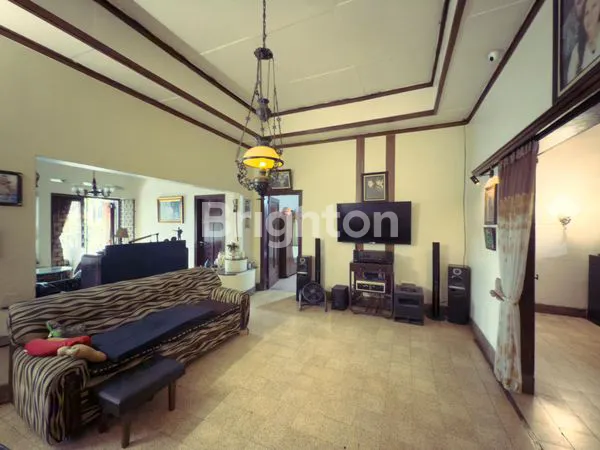 image DIJUAL RUMAH LUAS DI JALAN UTAMA NOL JALAN DEKAT SMP 20 MALANG DAN SMP 5 MALANG STRATEGIS 1 BANGUNAN TERDIRI DARI 1 RUMAH UTAMA DAN 2 PAVILIUN DI KOTA MALANG (2)