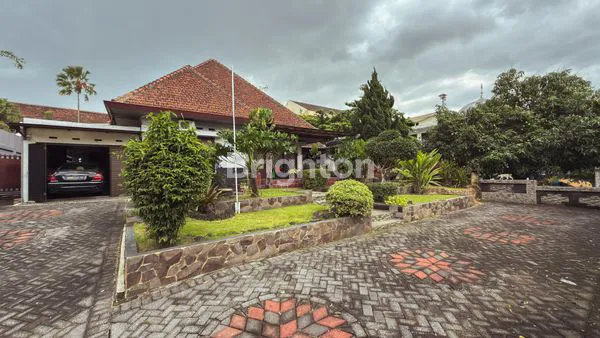 image DIJUAL RUMAH LUAS DI JALAN UTAMA NOL JALAN DEKAT SMP 20 MALANG DAN SMP 5 MALANG STRATEGIS 1 BANGUNAN TERDIRI DARI 1 RUMAH UTAMA DAN 2 PAVILIUN DI KOTA MALANG (7)