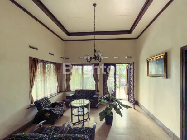 image DIJUAL RUMAH LUAS DI JALAN UTAMA NOL JALAN DEKAT SMP 20 MALANG DAN SMP 5 MALANG STRATEGIS 1 BANGUNAN TERDIRI DARI 1 RUMAH UTAMA DAN 2 PAVILIUN DI KOTA MALANG (8)