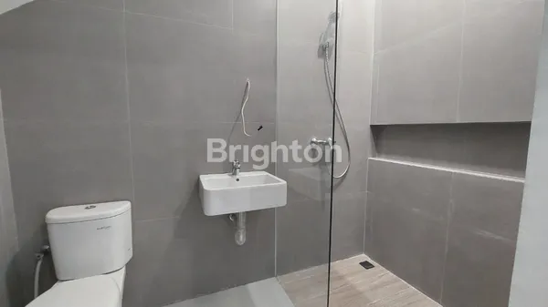 image RUMAH 2LT DI RAYA KUTISARI INDAH (6)