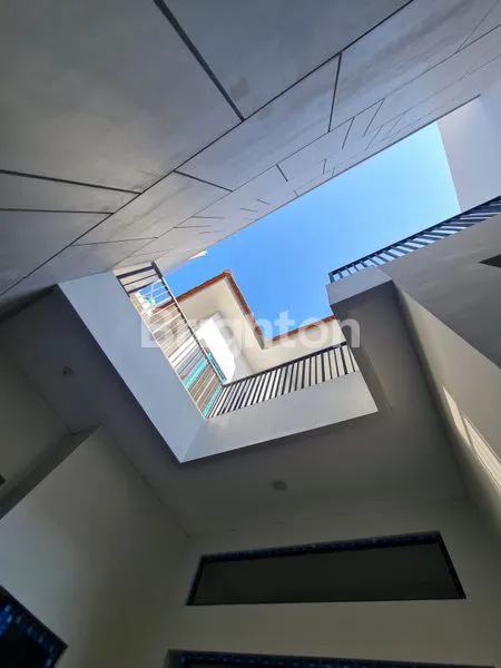 image NEWGRESS MINIMALIS JARANG ADA RUMAH DI MANYAR KERTOADI. AREA PUSAT KOTA. SELANGKAH PUSAT KULINER PERBELANJAAN, 5 MENIT KAMPUS TERBUKA UNAIR ITS, DHARMAHUSADA PAKUWON CITY. (2)