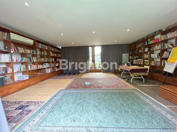 image RUMAH MEWAH OPEN SPACE ARTISTIK ISTIMEWA KARYA ARSITEK TERNAMA INDONESIA (8)