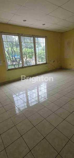image RUKO 3 LANTAI HADAP JALAN RAYA BOULEVARD GADING SERPONG  (4)