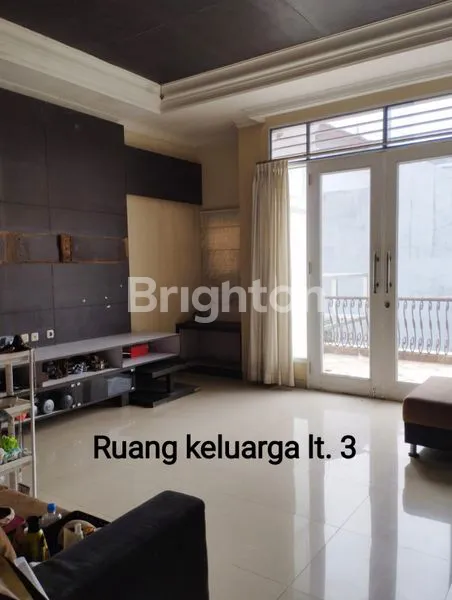 image RUMAH 3 LANTAI DI PUSAT KOTA JAKARTA (7)