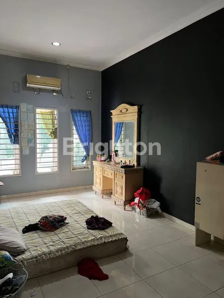 image RUMAH  2 LANTAI + ROOFTOP YG APIK ADEM KLASIK, LOKASI DI JAKBARYG STRATEGIS DEKAT DG AKSES FASILITAS UMUM (5)