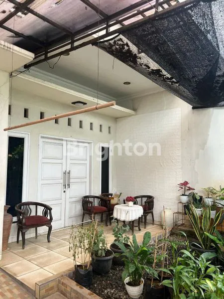 image RUMAH  2 LANTAI + ROOFTOP YG APIK ADEM KLASIK, LOKASI DI JAKBARYG STRATEGIS DEKAT DG AKSES FASILITAS UMUM (2)