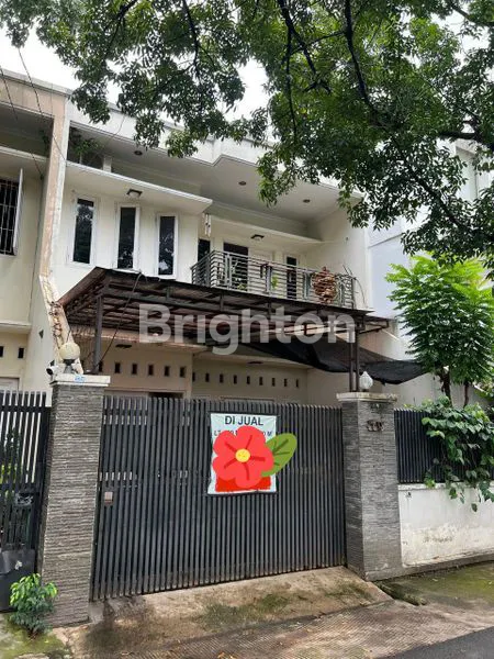 image RUMAH  2 LANTAI + ROOFTOP YG APIK ADEM KLASIK, LOKASI DI JAKBARYG STRATEGIS DEKAT DG AKSES FASILITAS UMUM (1)