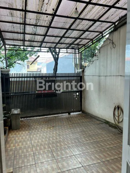 image RUMAH  2 LANTAI + ROOFTOP YG APIK ADEM KLASIK, LOKASI DI JAKBARYG STRATEGIS DEKAT DG AKSES FASILITAS UMUM (4)