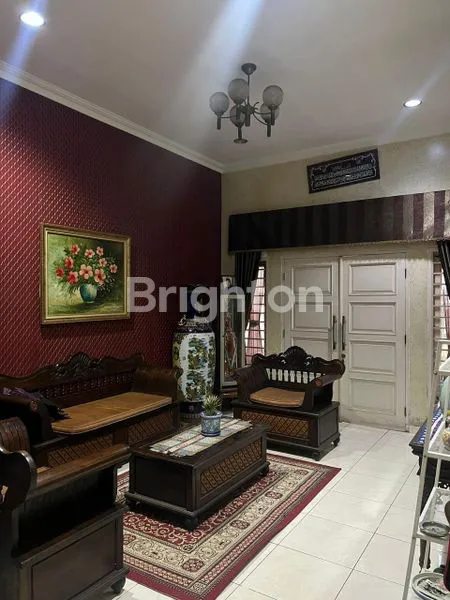 image RUMAH  2 LANTAI + ROOFTOP YG APIK ADEM KLASIK, LOKASI DI JAKBARYG STRATEGIS DEKAT DG AKSES FASILITAS UMUM (3)