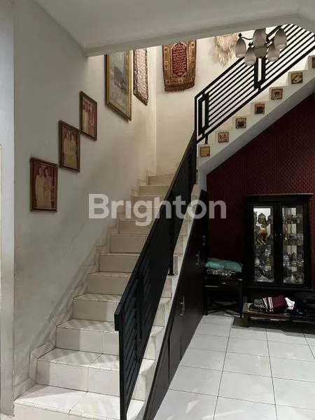 image RUMAH  2 LANTAI + ROOFTOP YG APIK ADEM KLASIK, LOKASI DI JAKBARYG STRATEGIS DEKAT DG AKSES FASILITAS UMUM (7)