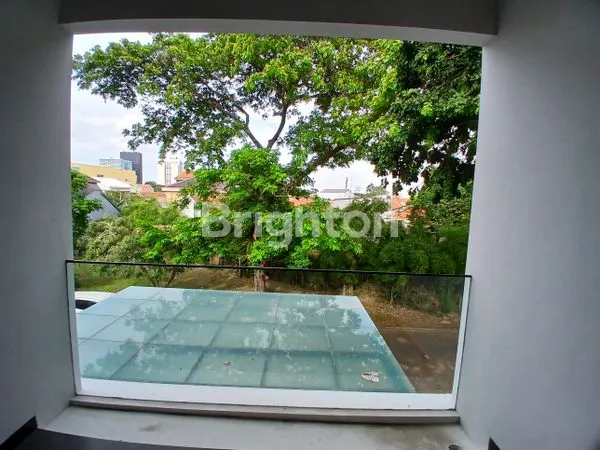 image RUMAH 3 LANTAI MEWAH CANTIK POSISI HOEK BARU SELESAI DIBANGUN DENGAN KOLAM RENANG PRIBADI (4)