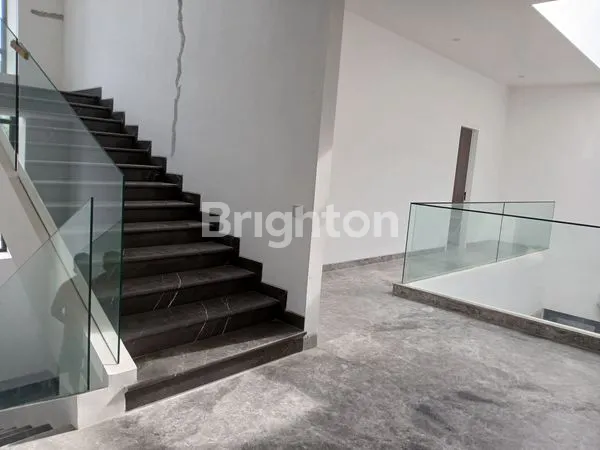 image RUMAH 3 LANTAI MEWAH CANTIK POSISI HOEK BARU SELESAI DIBANGUN DENGAN KOLAM RENANG PRIBADI (5)