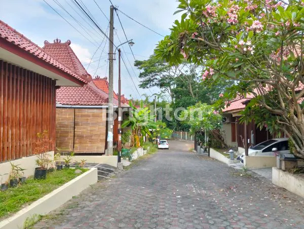 image RUMAH SIAP HUNI LINGKUNGAN PERUMAHAN  RIVER PARK DEKAT HOTEL HYATT (3)