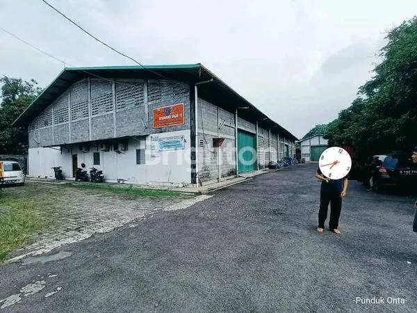 Gudang atau pabrik di area Gunung Putri