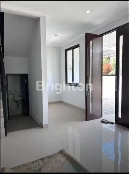 image RUMAH CANTIK DUA LANTAI SIAP HUNI (3)