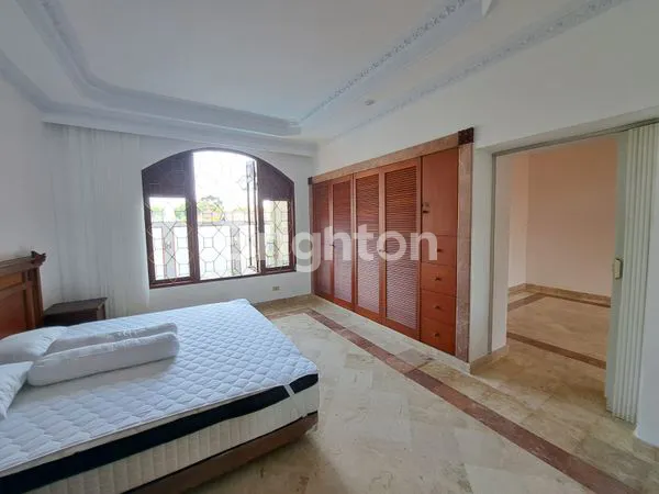 image RUMAH MEWAH 2 LANTAI DI PUSAT KOTA RENON DENPASAR HADAP UTARA (8)