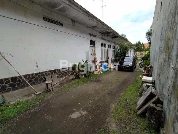 image RUMAH PUSAT KOTA JOMBANG LUAS PINGGIR JALAN BESAR DEKAT RINGIN CONTHONG (2)
