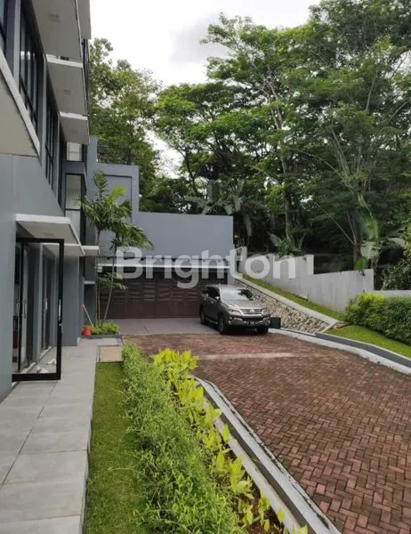 image RUMAH 3 LANTAI DENGAN VIEW GUNUNG DI CLUSTER ELITE SENTUL CITY (2)