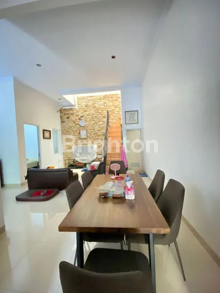 image RUMAH CANTIK TIGA LANTAI SIAP HUNI (3)