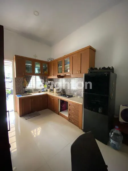 image RUMAH CANTIK TIGA LANTAI SIAP HUNI (8)