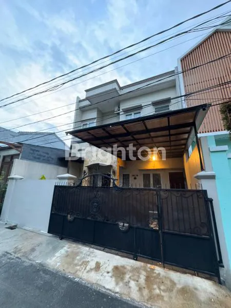 image RUMAH CANTIK TIGA LANTAI SIAP HUNI (2)