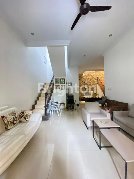 image RUMAH CANTIK TIGA LANTAI SIAP HUNI (5)