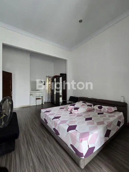 image RUMAH CANTIK TIGA LANTAI SIAP HUNI (6)