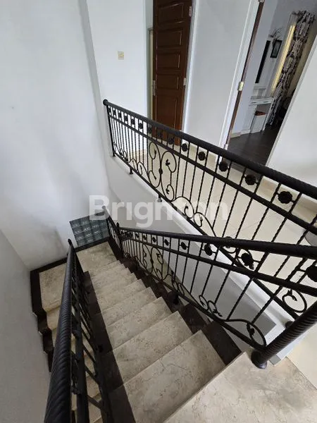 image RUMAH CANTIK TIGA LANTAI SIAP HUNI (4)