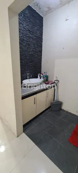 image DIJUAL CEPAT RUMAH 2 LANTAI , TENGAH KOTA SAMARINDA...JALAN WOLTER MONGISIDI (SAMPING HOTEL MESRA) (2)