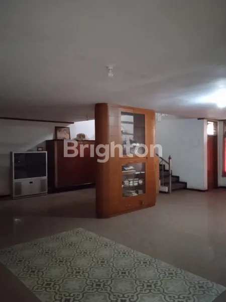 image RUMAH 3 LANTAI STRATEGIS COCOK UNTUK USAHA DUKUH KUPANG BARAT (5)