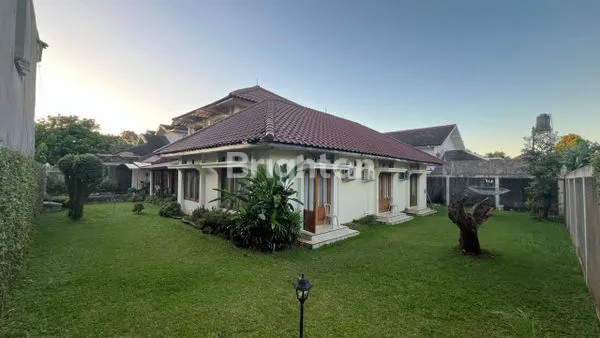 image RUMAH HALAMAN LUAS (2)