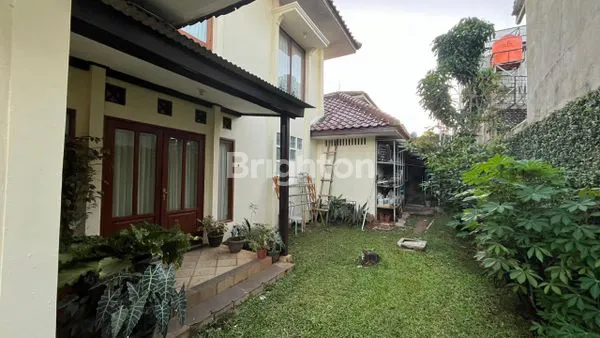 image RUMAH HALAMAN LUAS (5)
