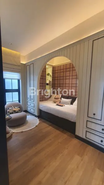 image RUMAH CANTIK 3 LANTAI NYAMAN DAN BAGUS DI LOKASI STRATEGIS DI CLISTER LOUISE GADING SERPONG (6)