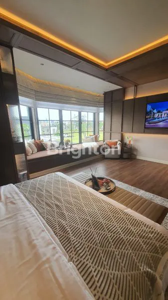 image RUMAH CANTIK 3 LANTAI NYAMAN DAN BAGUS DI LOKASI STRATEGIS DI CLISTER LOUISE GADING SERPONG (2)