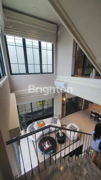 image RUMAH CANTIK 3 LANTAI NYAMAN DAN BAGUS DI LOKASI STRATEGIS DI CLISTER LOUISE GADING SERPONG (7)