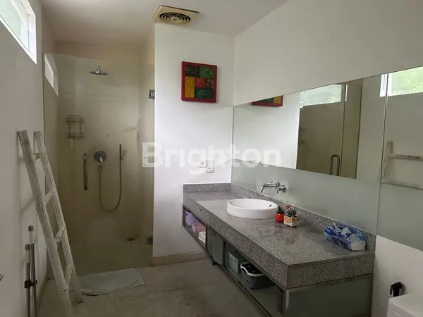 image TANAH LUAS BESERTA BANGUNAN BAGUS UNTUK INVESTASI DI UMALAS (8)