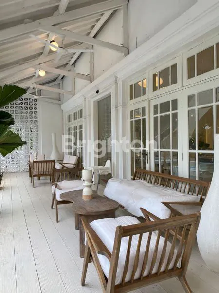 image RUMAH 2 LT HOOK MODERN CLASSIC MEWAH ADA KOLAM RENANG PRIBADI STRATEGIS DEKAT CIPUTRA WORLD DAN PAKUWON MALL DAN DEKAT PINTU TOLL SATELIT (6)