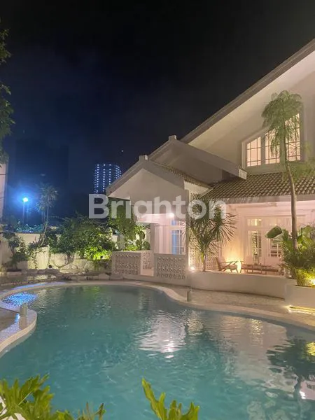 image RUMAH 2 LT HOOK MODERN CLASSIC MEWAH ADA KOLAM RENANG PRIBADI STRATEGIS DEKAT CIPUTRA WORLD DAN PAKUWON MALL DAN DEKAT PINTU TOLL SATELIT (4)