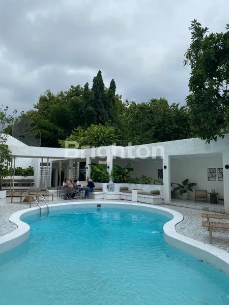 image RUMAH 2 LT HOOK MODERN CLASSIC MEWAH ADA KOLAM RENANG PRIBADI STRATEGIS DEKAT CIPUTRA WORLD DAN PAKUWON MALL DAN DEKAT PINTU TOLL SATELIT (8)